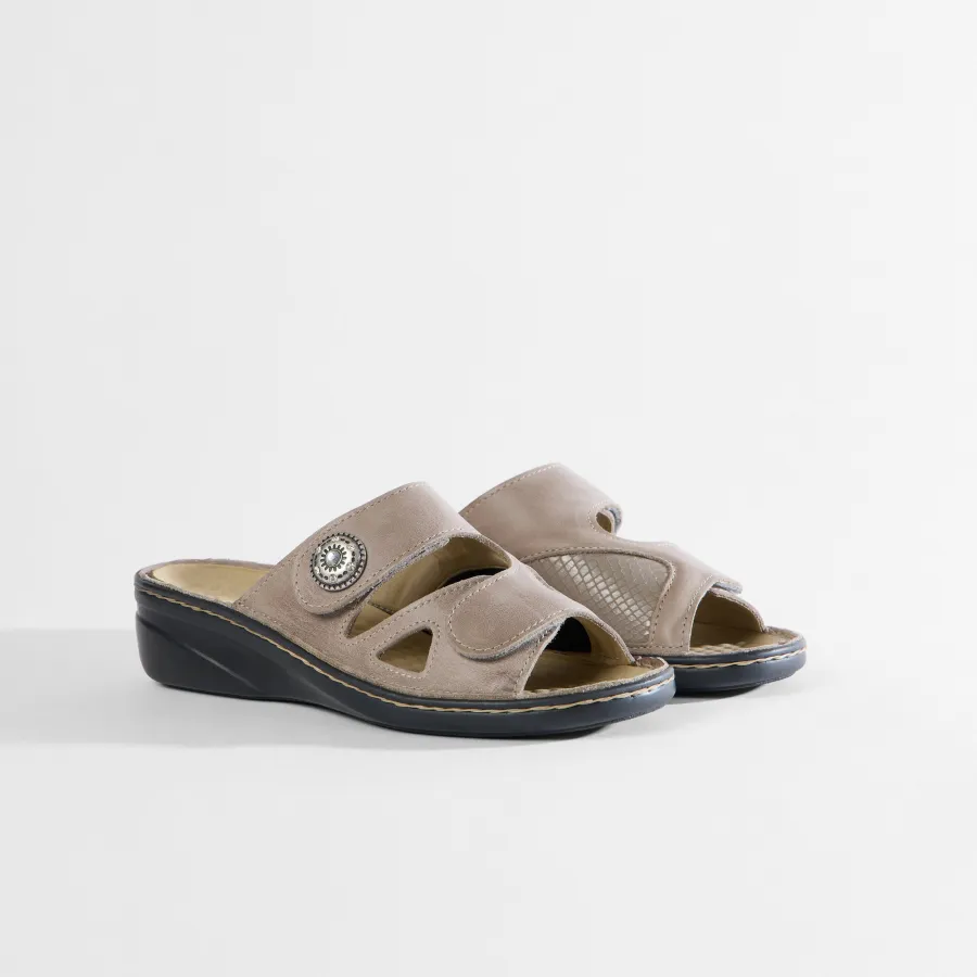 Varomed Maria Lederpantolette in Beige - schräg von vorne