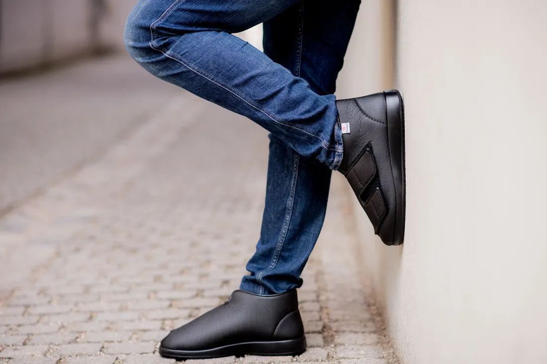 VAROMED London Verbandschuh aus Kunstleder – Tragebeispiel mit bequemer Passform