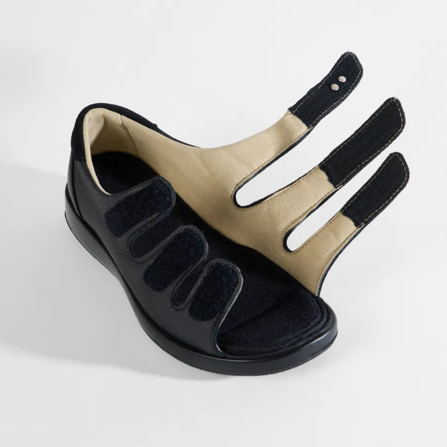 Varomed Kokolla Elchledersandale Schwarz schräge Ansicht