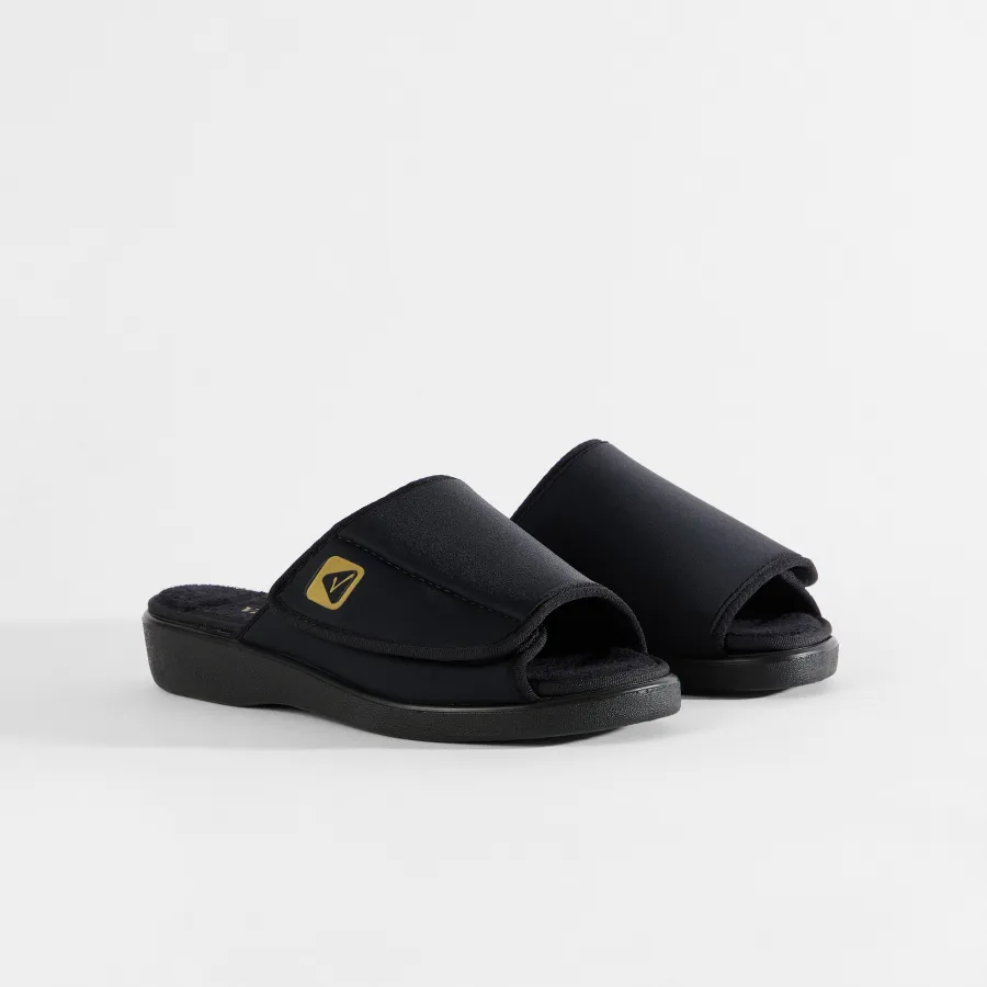 Varomed Verbandpantoffel Valetta in Schwarz - schräge Ansicht