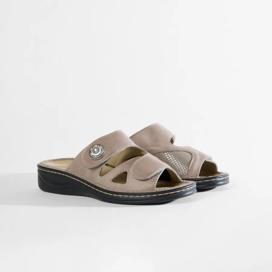 Varomed Mia Lederpantolette in Kiesel - schräge Ansicht