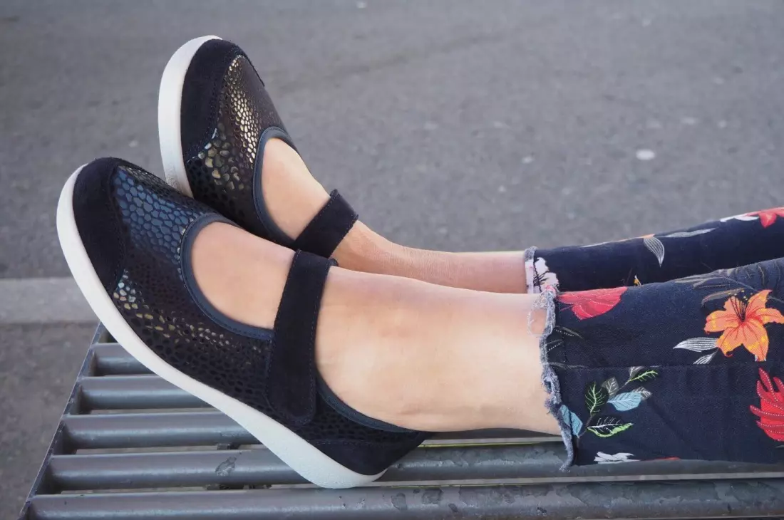 Varomed Sevilla Ballerina Weite K: Damen-Ballerina in der Farbe Marine, getragen von einer Dame. Extraweite Passform mit weichem Stretchmaterial, Klettverschluss und herausnehmbarer Einlegesohle – ideal für empfindliche Füße. Artikelnummer 77701.