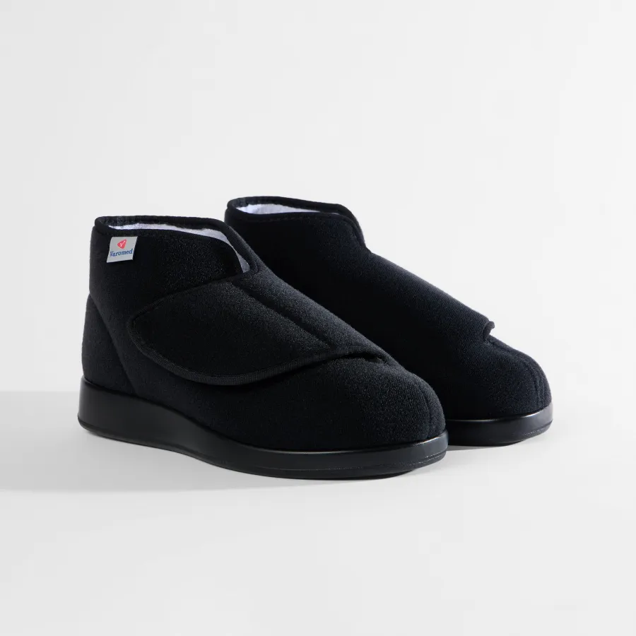 Rom XXL Verbandschuhe Weite R Varomed in Schwarz - schräge Ansicht