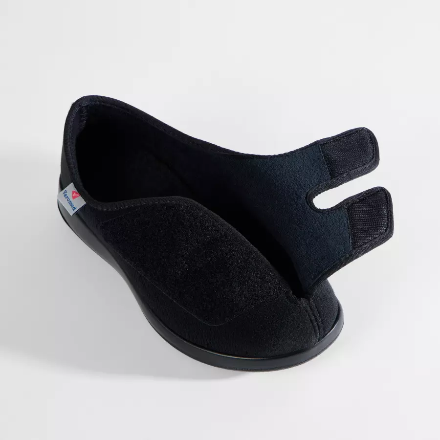 Varomed Genua Slipper Schwarz schräge Ansicht