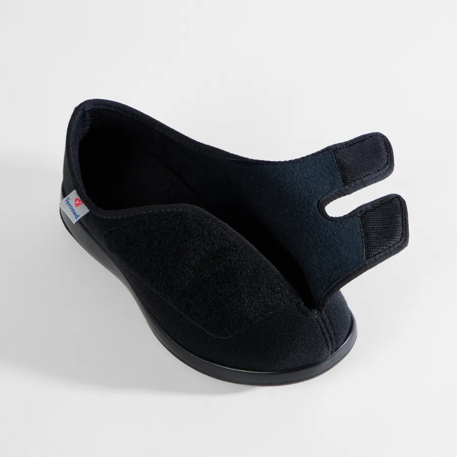 Varomed Genua Slipper in Schwarz - schräge Ansicht