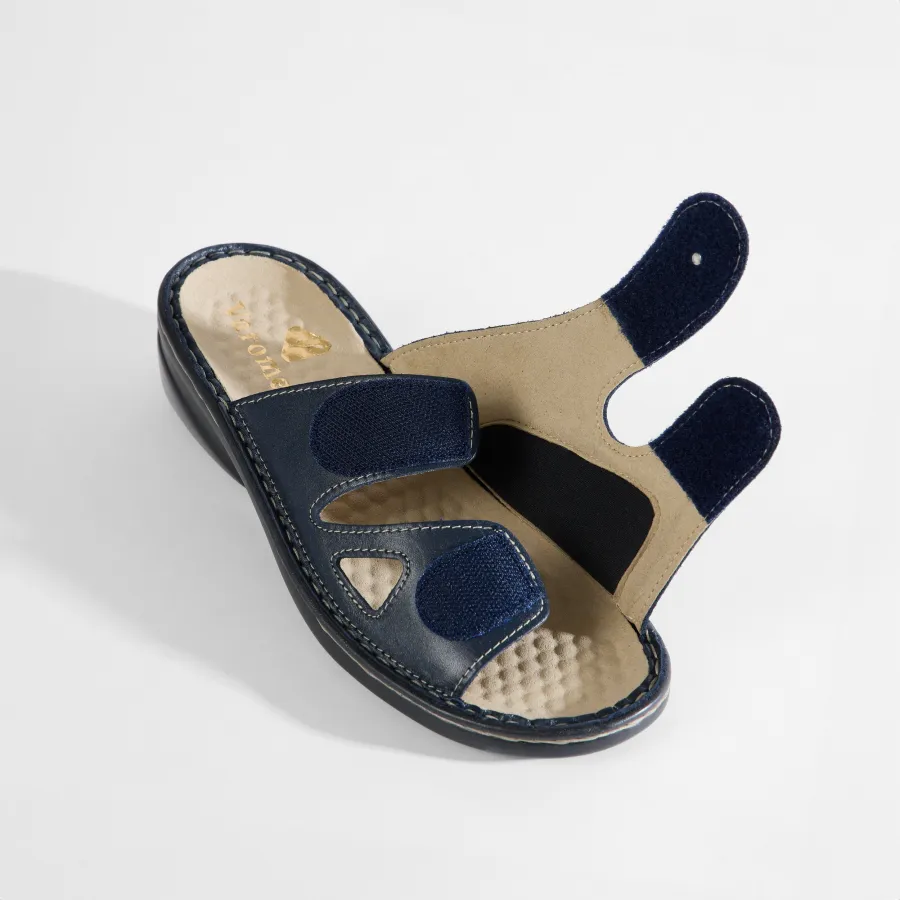 Varomed Maria Lederpantolette in Dunkelblau - schräge Ansicht