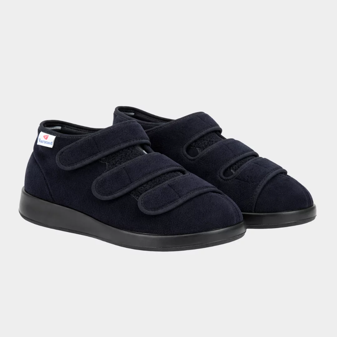 Varomed Rimini Verbandschuhe in Schwarz - dreiviertel Ansicht