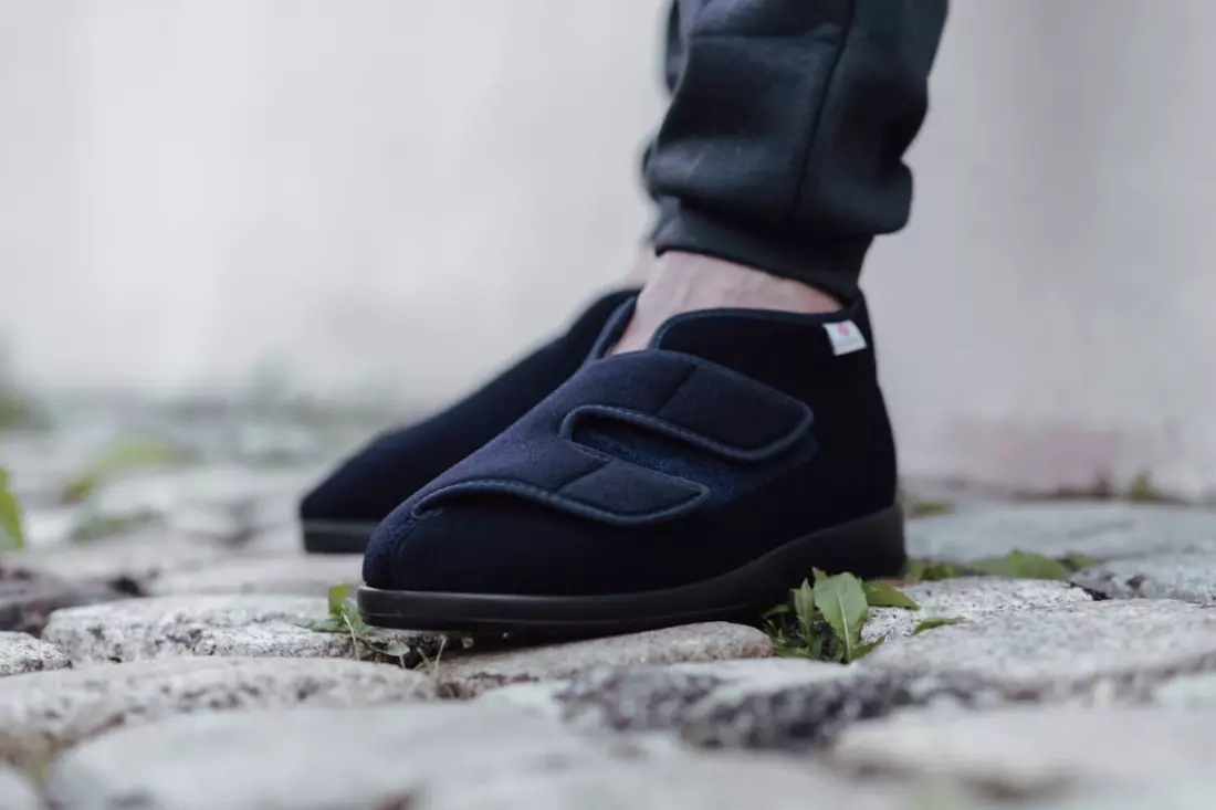 Varomed Genua Verbandschuh – Marine, Weite L, bequem und atmungsaktiv, ideal für empfindliche Füße, Art. 60920