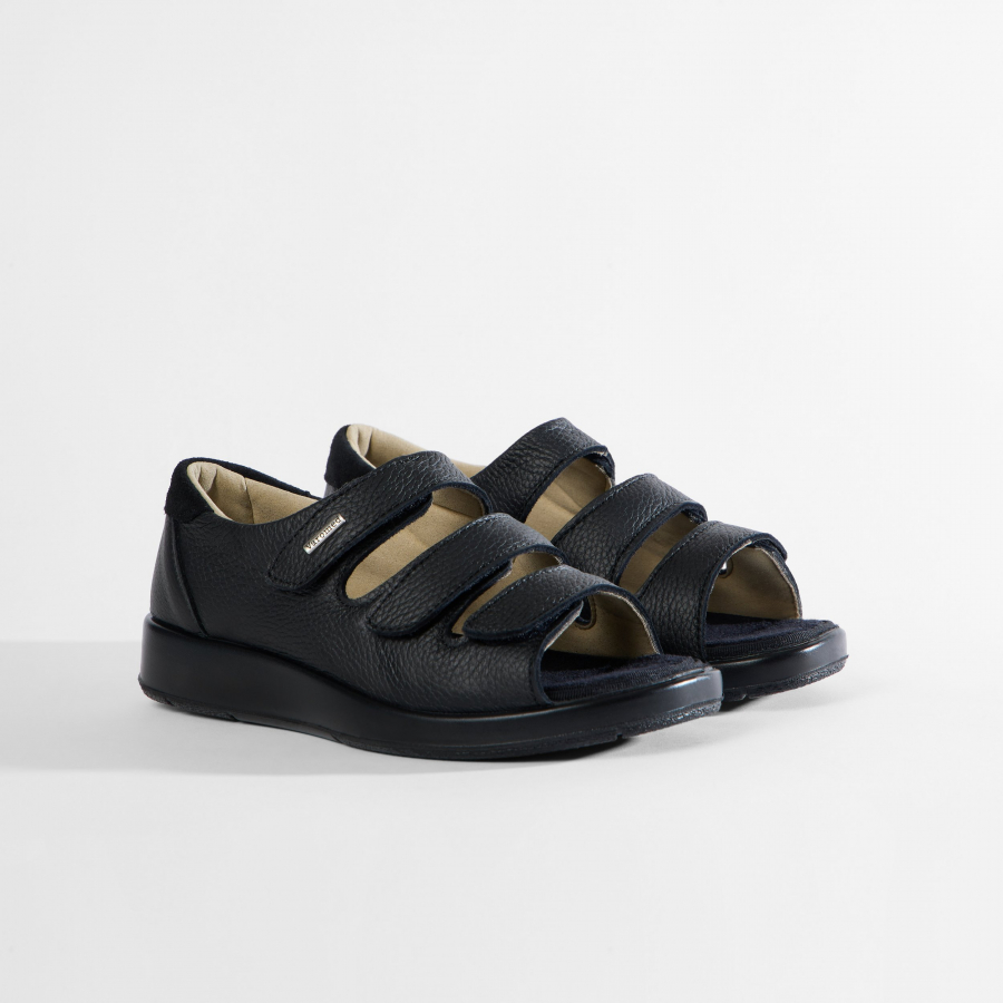 Varomed Kokolla Elchledersandale Schwarz schräge Ansicht