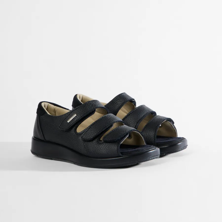 Varomed Kokolla Elchledersandale Schwarz schräge Ansicht