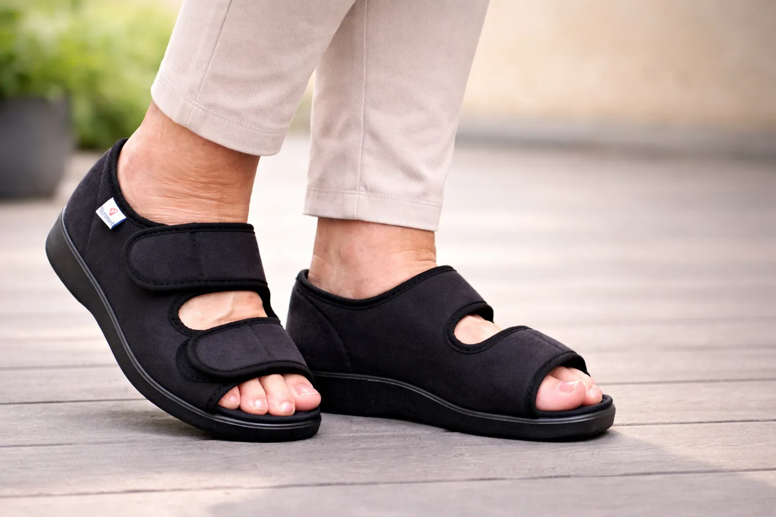 Varomed Malmö Verbandsandale Weite L in Schwarz - getragen