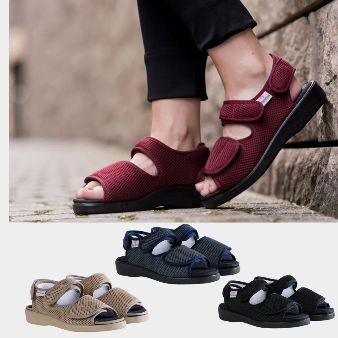 Varomed Genf Verbandsandale in Blau - schräg vorne getragen