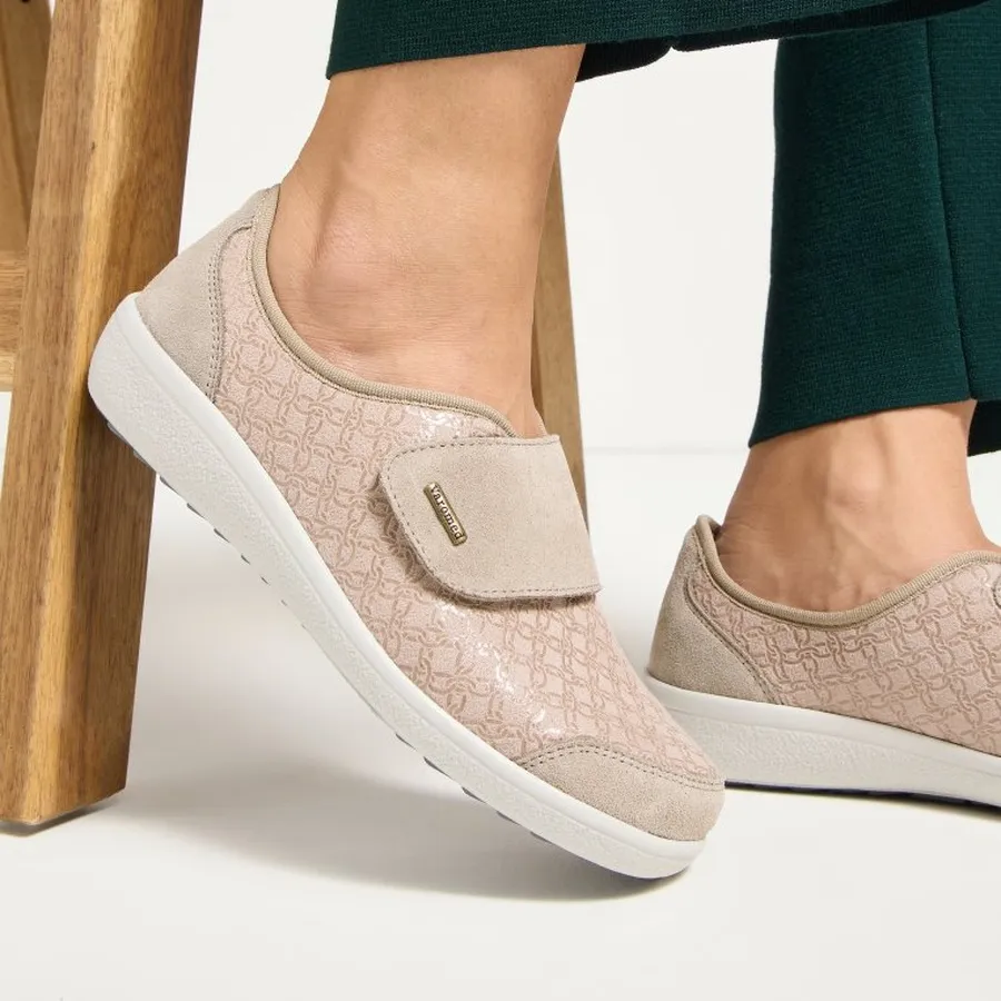 Varomed Stretschuhe Fremont Weite K in Beige - schräge Ansicht