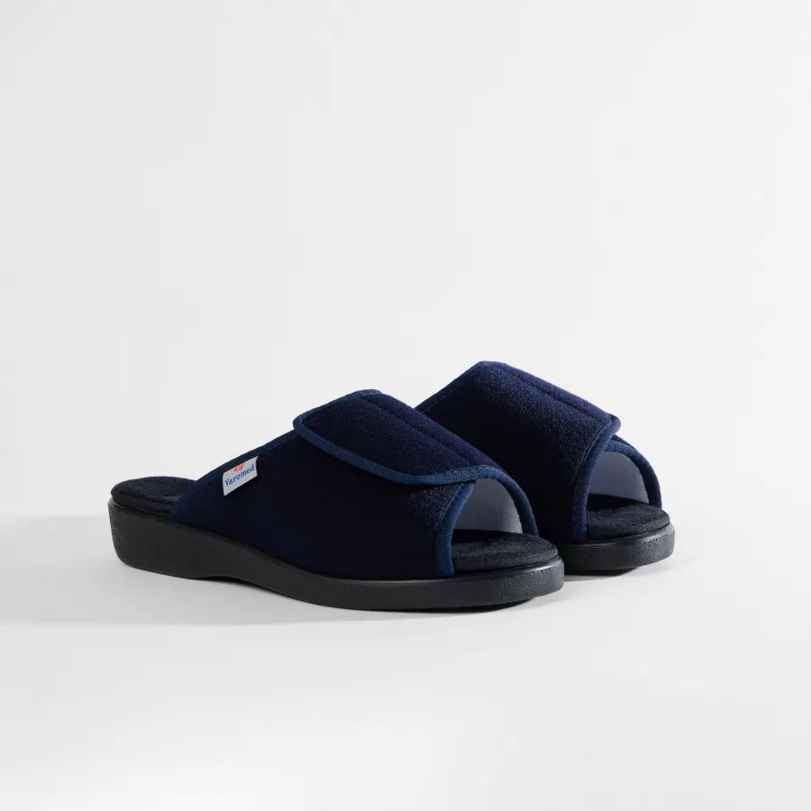 Varomed Ibiza Verbandpantolette in Marine - schräge Ansicht