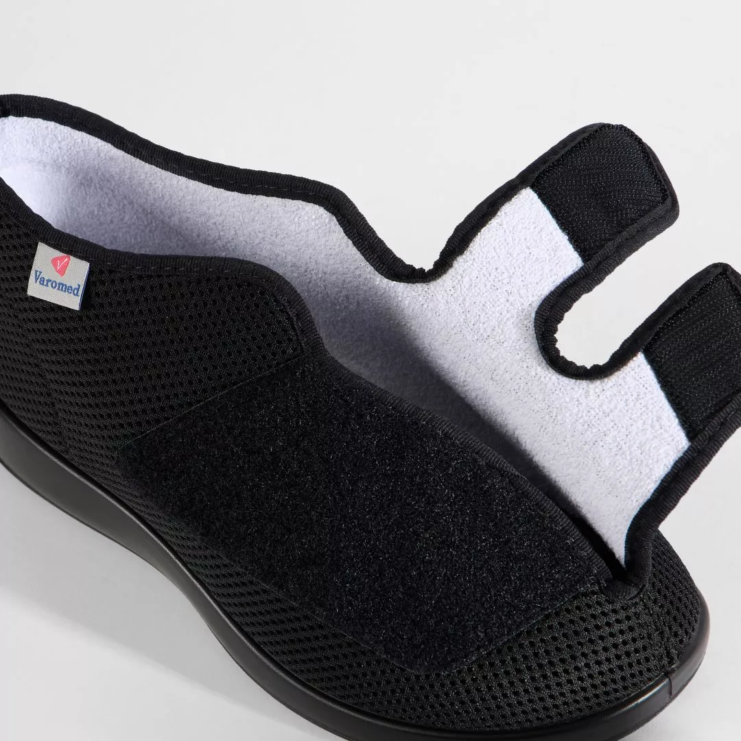 VAROMED Parma Verbandschuh Weite L – offener Klettverschluss mit sichtbarem Frotteefutter