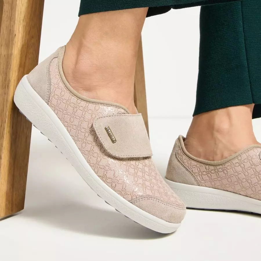 Beige Damenschuh mit Klettverschluss - Seitenansicht