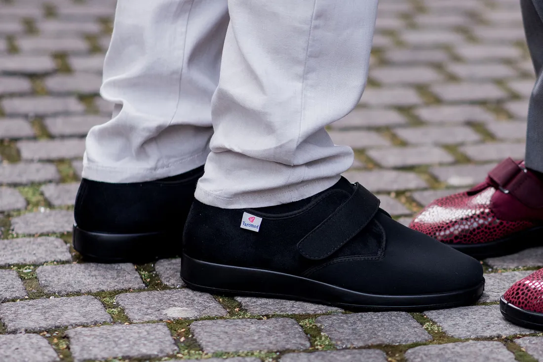 Varomed Tromsoe Stretchschuh in Schwarz - Tragebild