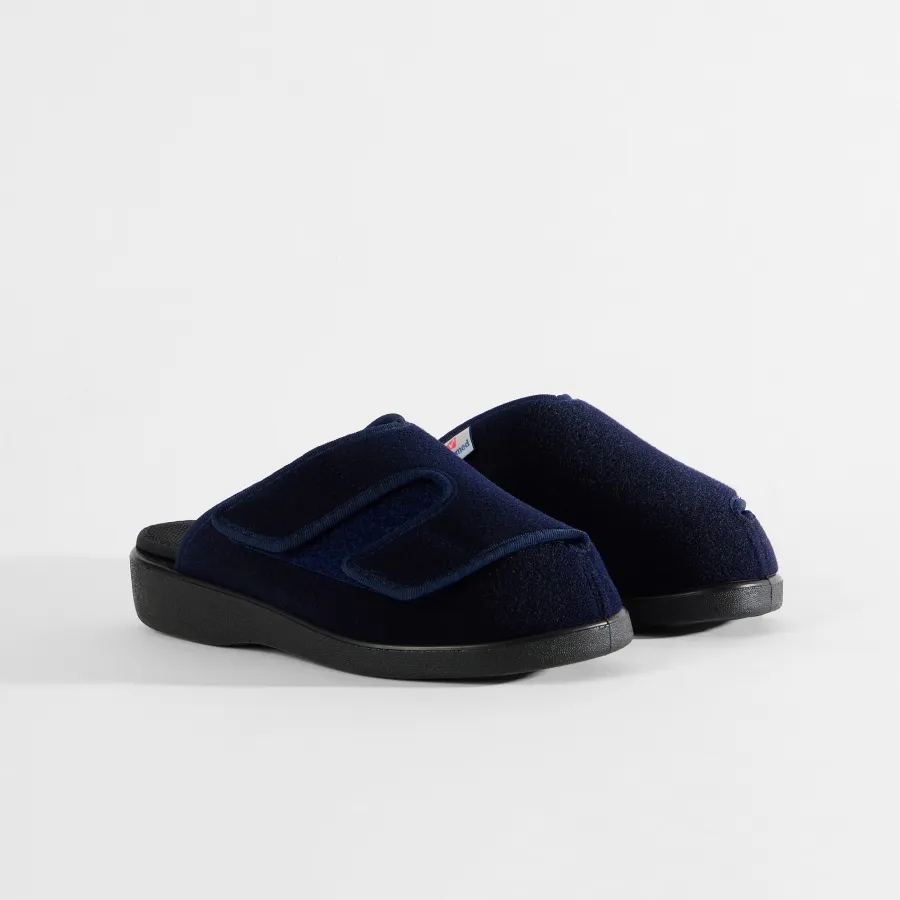 Varomed Kopenhagen Verbandpantoffel 58908 in Marine - schräge Ansicht