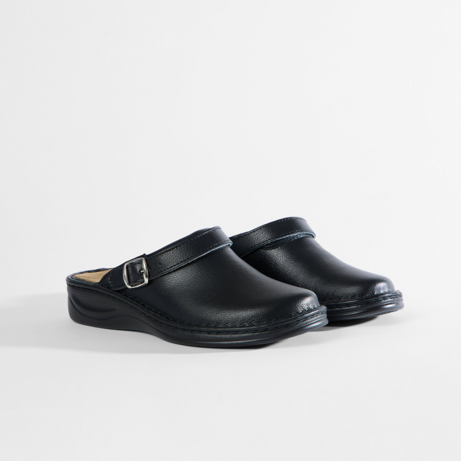 Unisex Clog Helsingborg in Schwarz - schräge Ansicht