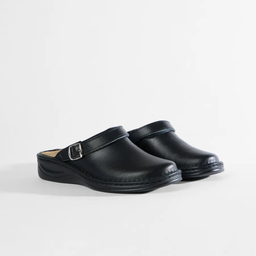 Unisex Clog Helsingborg in Schwarz - schräge Ansicht