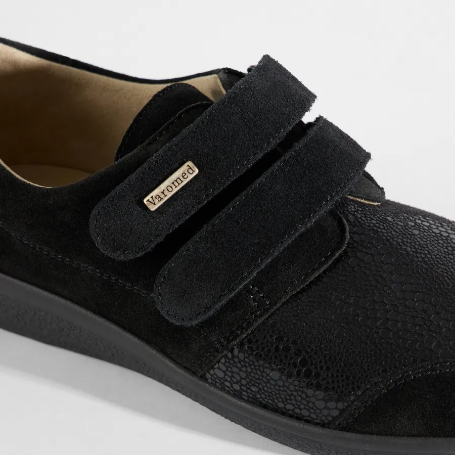 Varomed Lausanne Weite K in Schwarz - schräge Ansicht