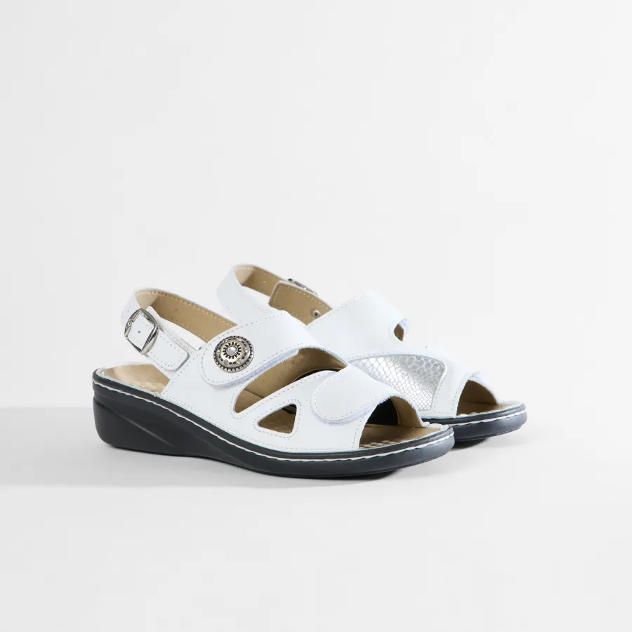 Varomed Isabell Ledersandale in Weiß - schräge Ansicht