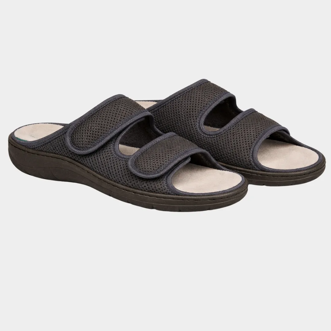 Liromed Verband-Pantoffel in grau - schräge Ansicht