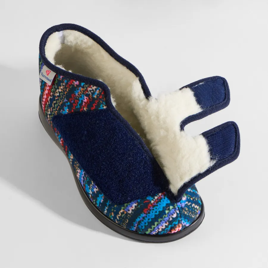 VAROMED Schurwollschuhe Belfast – geöffneter Klettverschluss mit sichtbarem Schurwollfutter