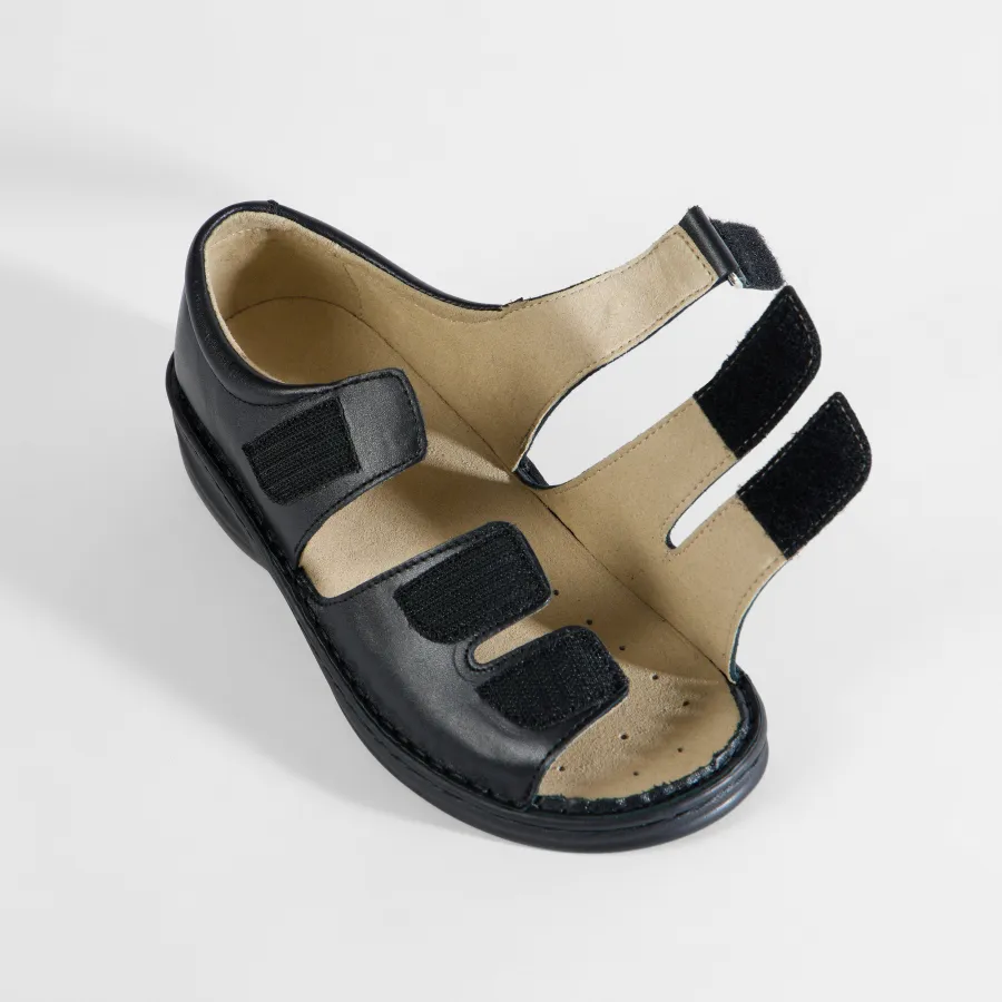 Varomed Martha Sandalette Weite H in Schwarz - schräge Ansicht