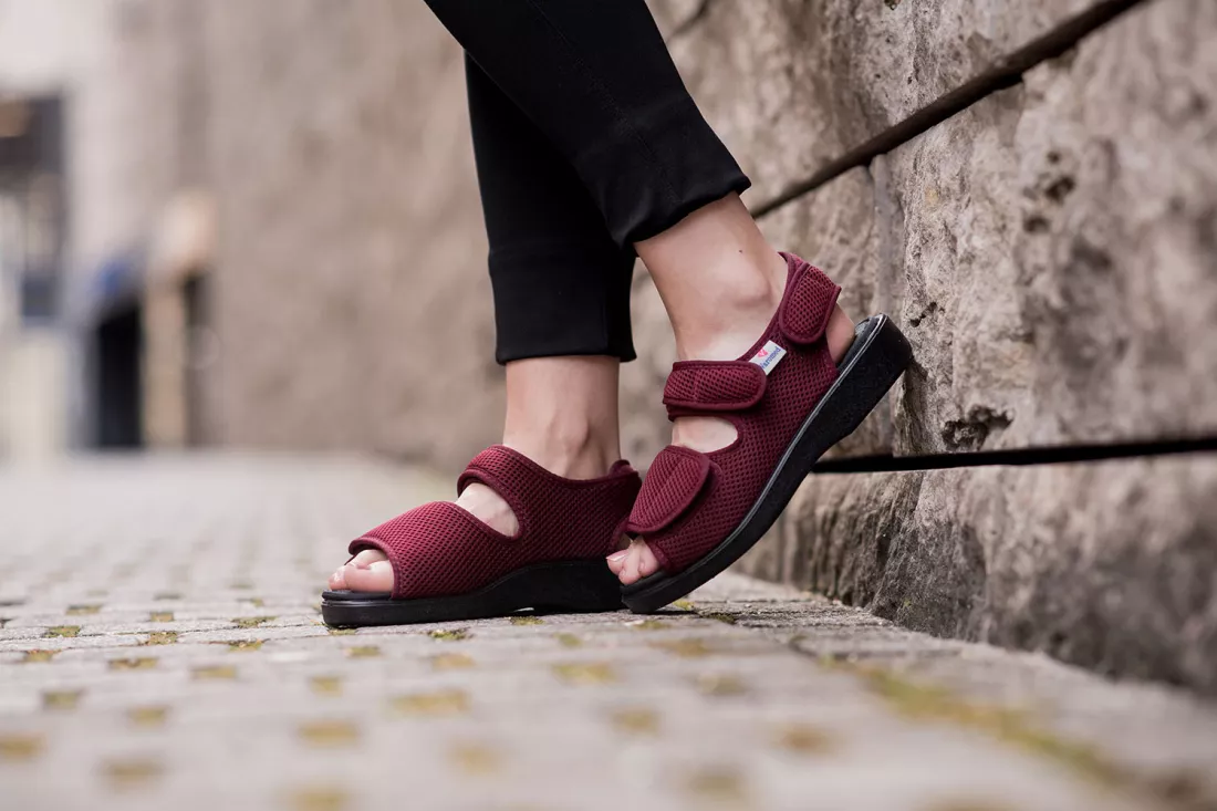 Varomed Klettsandale Genf in Farbe bordeaux Tragebeispiel