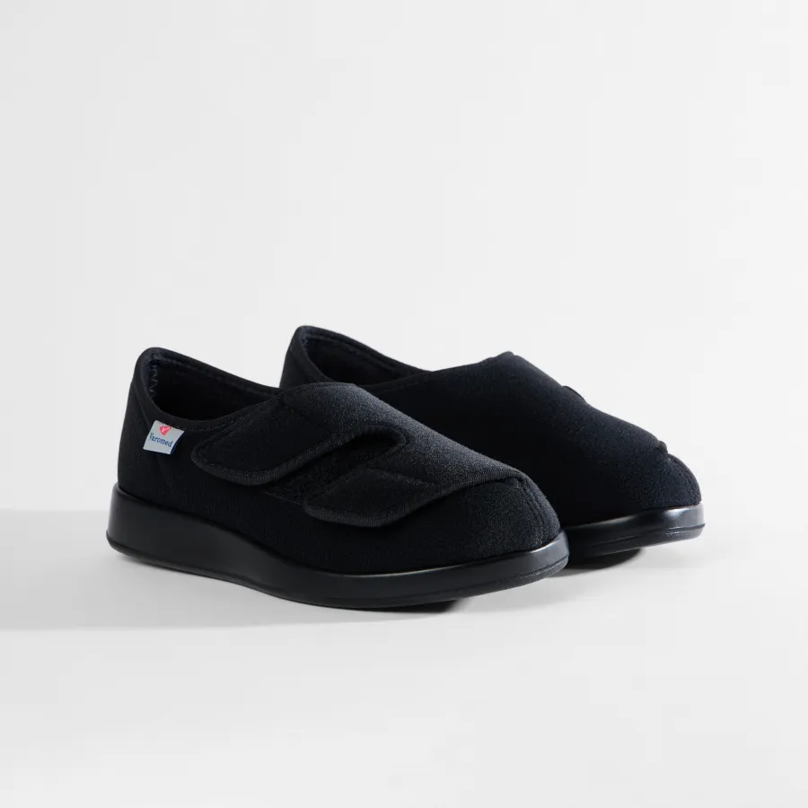 Varomed Genua Slipper in Schwarz - schräge Ansicht
