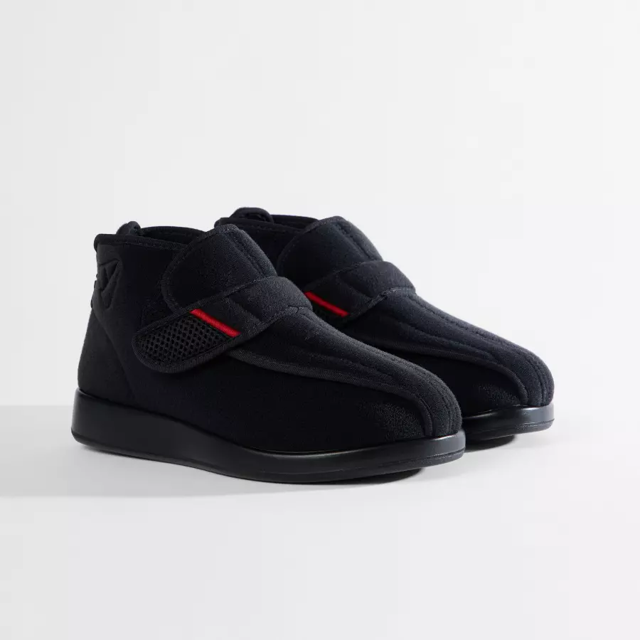 Varomed Meran PREMIUM Black Verbandschuhe in Schwarz - schräge Ansicht