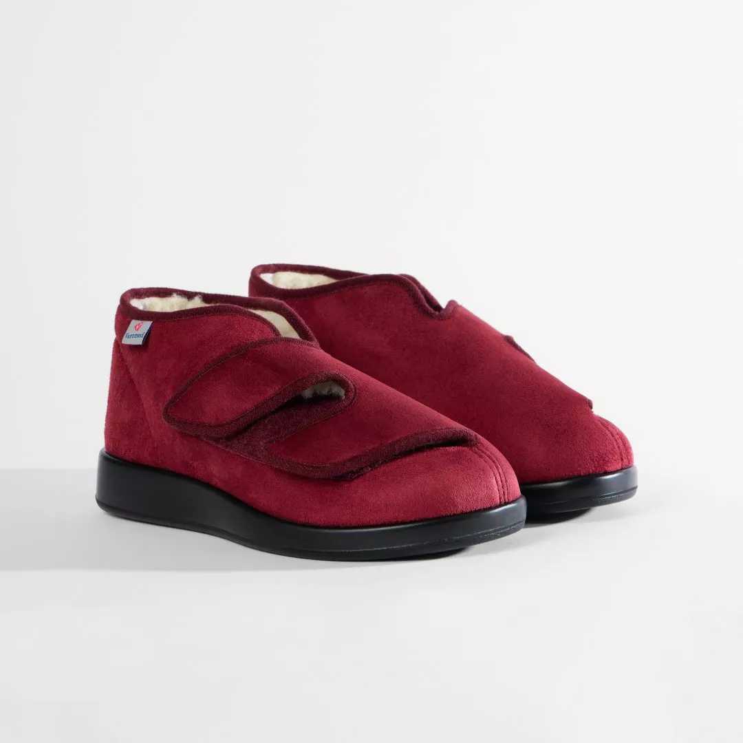 Varomed Genua Winter II Verbandschuh in Bordeaux, Weite L, aus weichem Microvelours mit echtem Schurwollfutter, ideal für kalte, sensible oder schmerzende Füße. Artikelnummer: 60928.