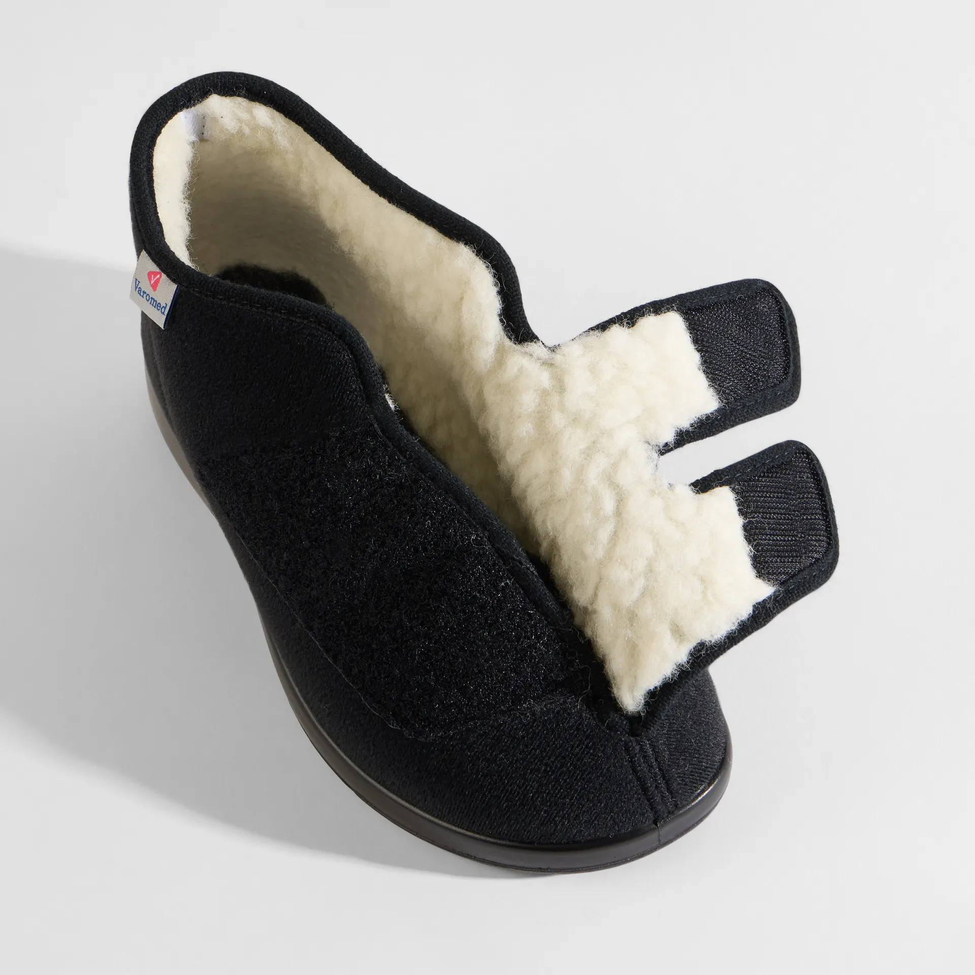 VAROMED Genua Winter Weite L – geöffneter Klettverschluss mit weitem Einstieg und sichtbarem Schurwollfutter
