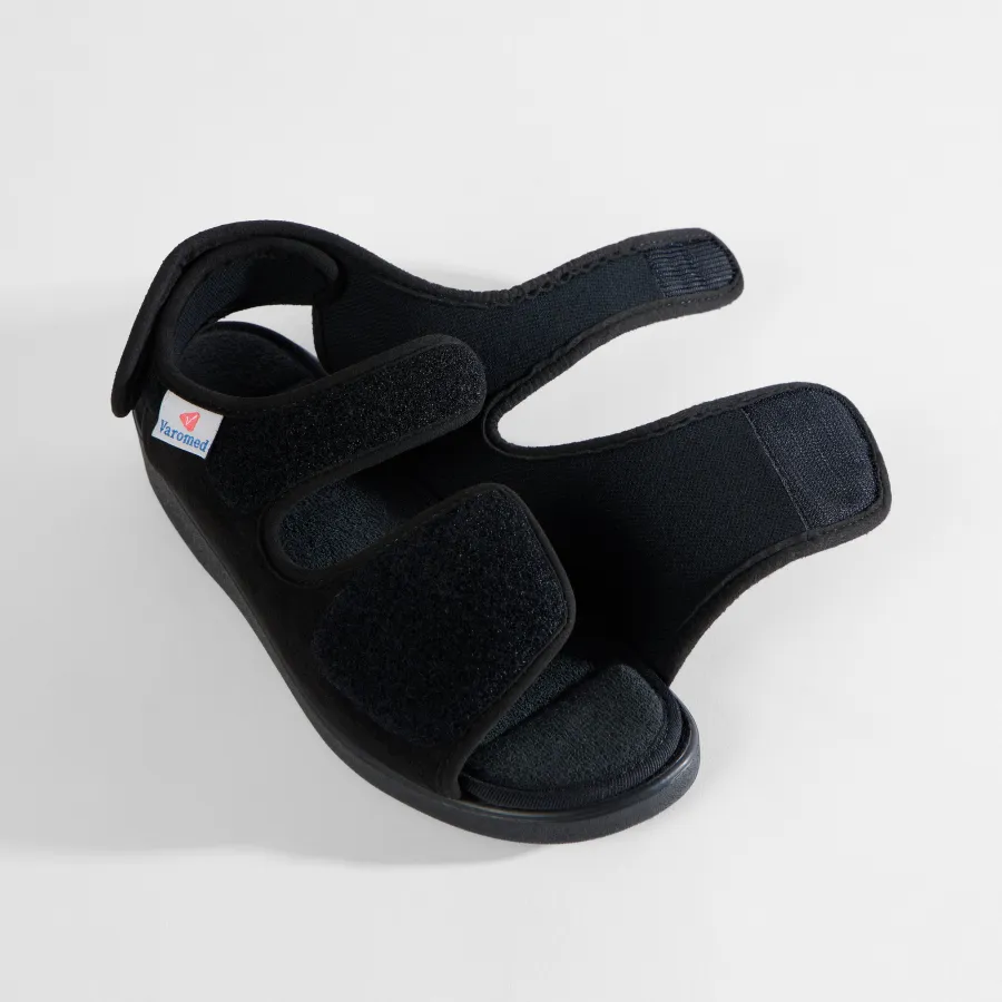 Varomed Lugano Verbandsandale in Schwarz - schräge Ansicht