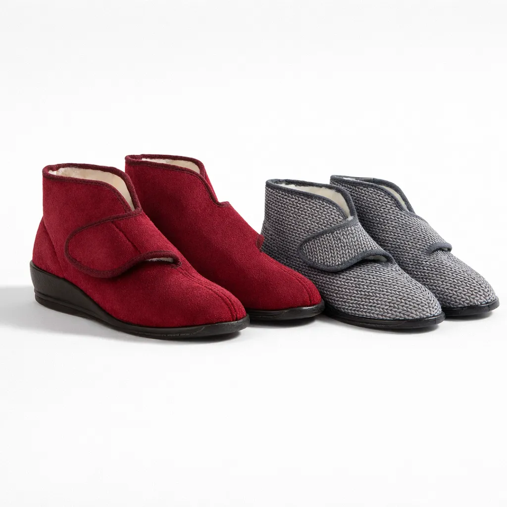 Varomed Bella Damenhausschuhe in Rot und Grau- schräge Ansicht