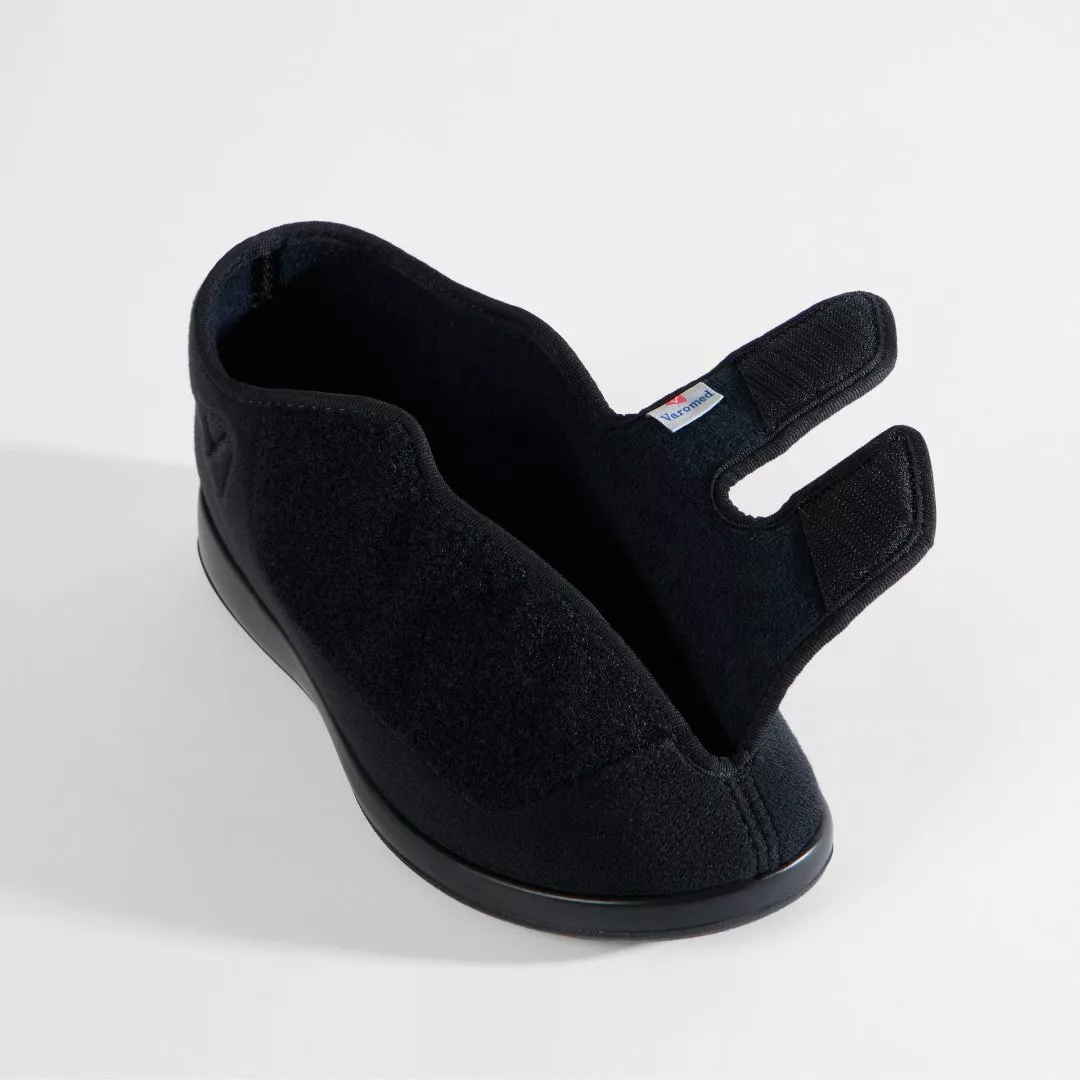 VAROMED Genua Premium Black Edition – geöffneter Klettverschluss mit sichtbarem schwarzem Frotteefutter