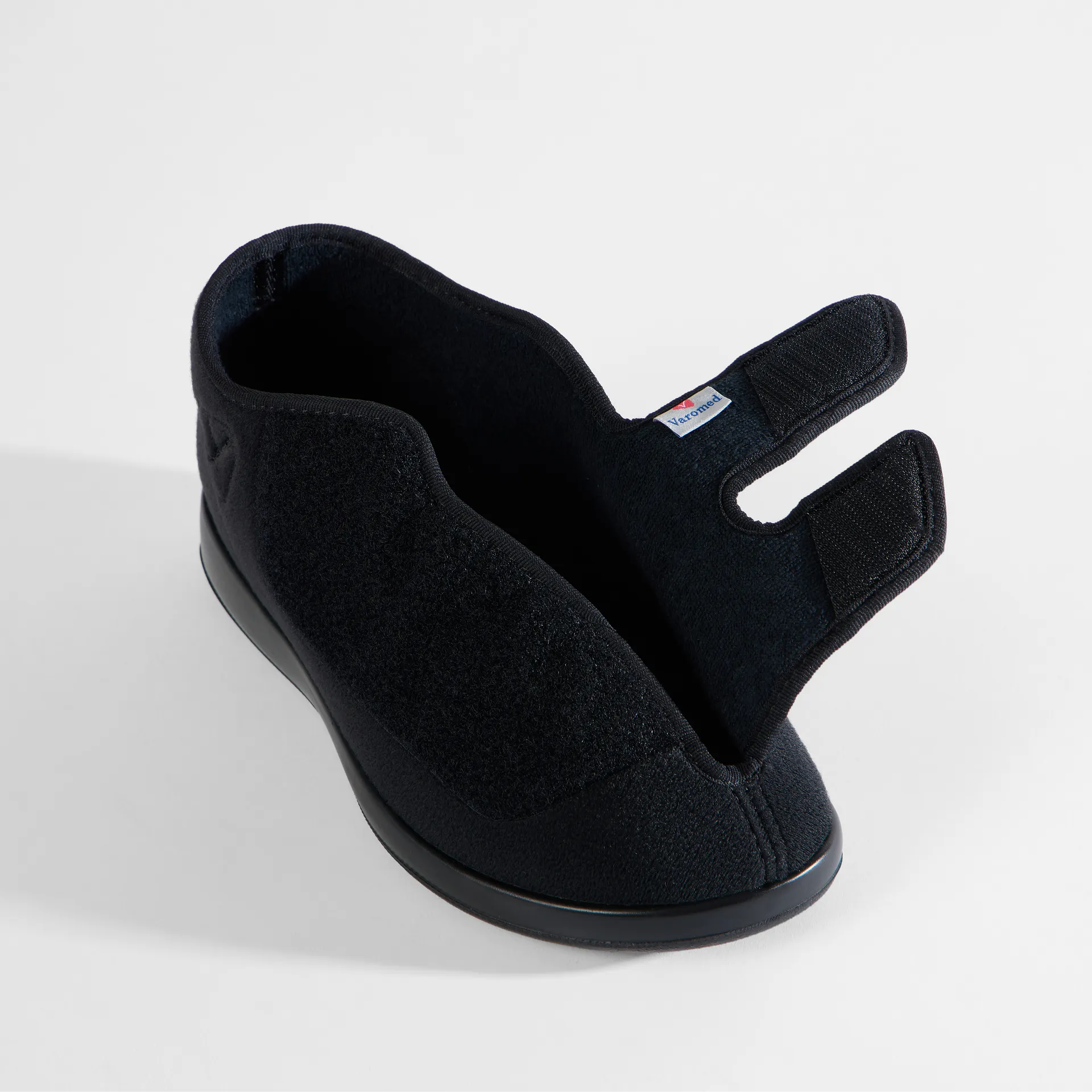 VAROMED Genua Premium Black Edition – geöffneter Klettverschluss mit sichtbarem schwarzem Frotteefutter