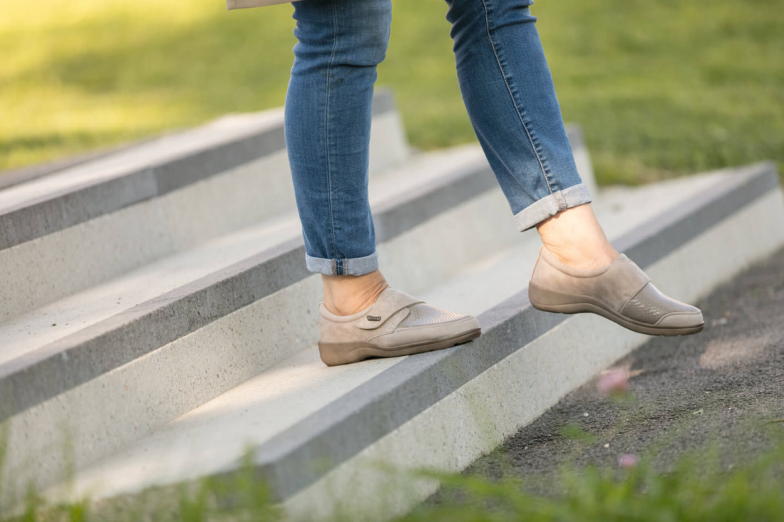 Varomed Tallin sportlicher Lederhalbschuh in Kiesel: Damenhalbschuh mit seitlichen Stretcheinsätzen für empfindliche Füße, bietet hohen Tragekomfort und Druckentlastung. Artikelnummer 79151.