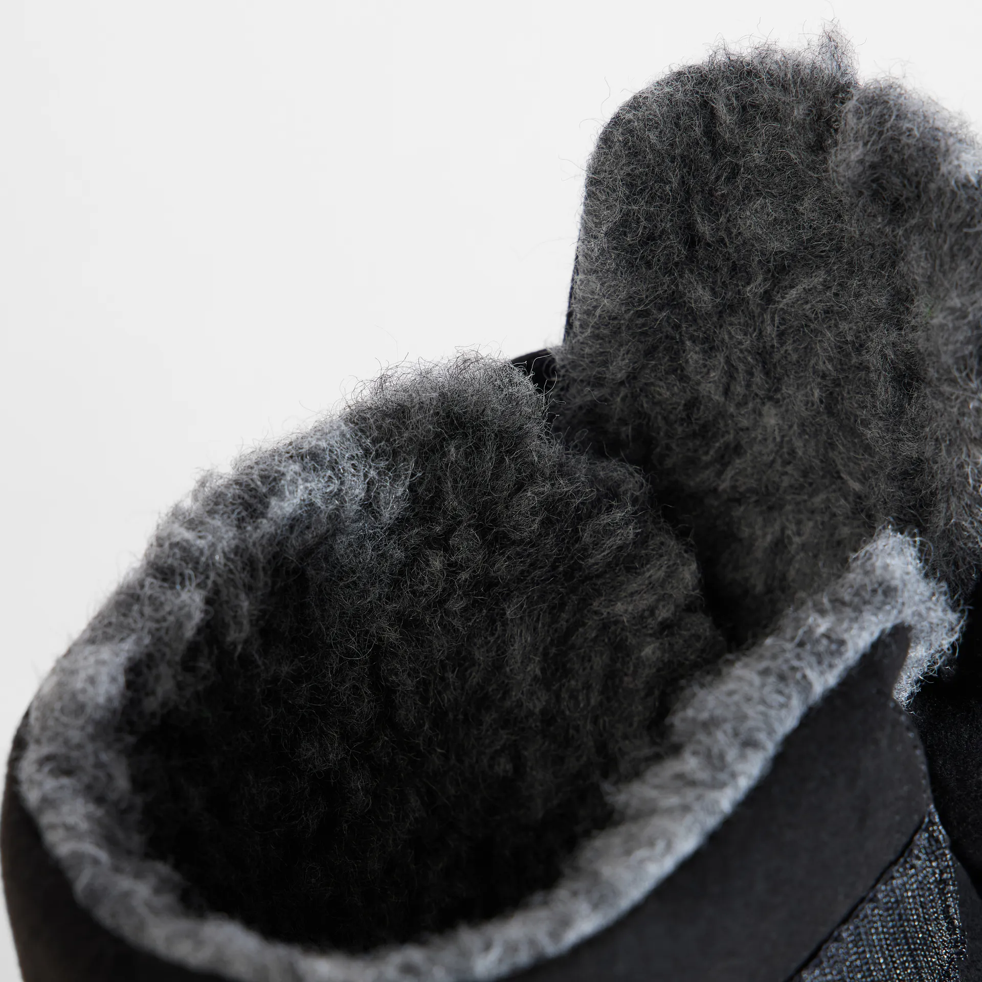 Deatailansicht der Schurwollfütterung vom Winterstiefel Paul