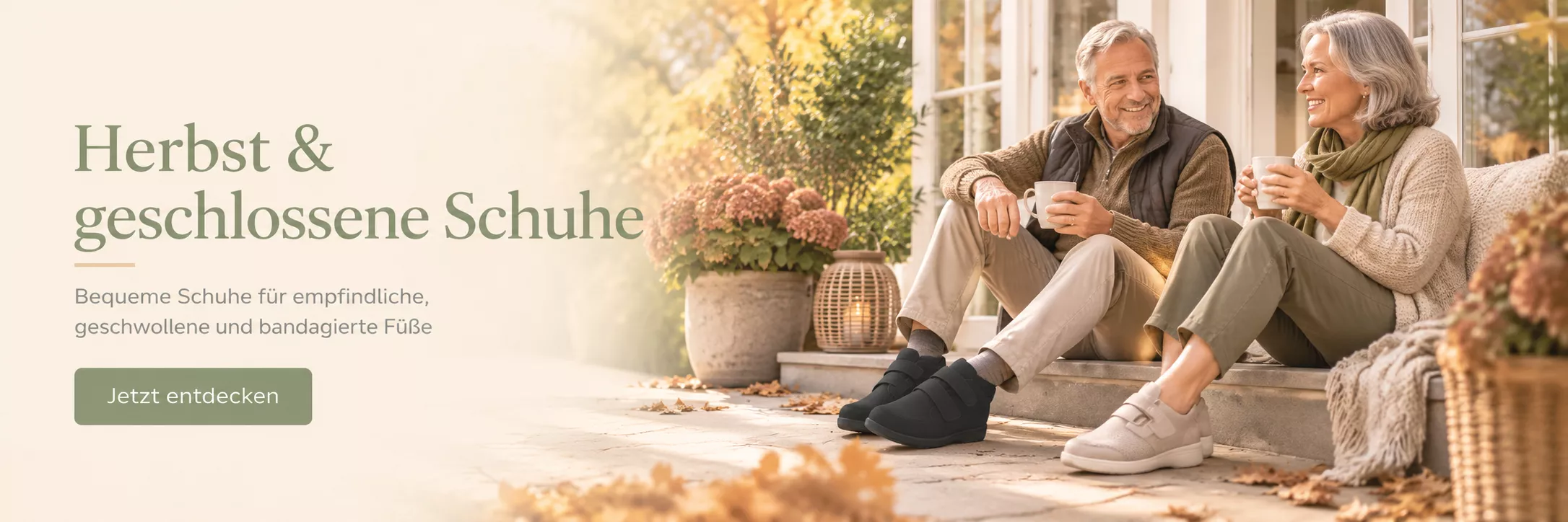 Herbstschuhe in Schwarz, getragen von älterem Paar auf Terrasse