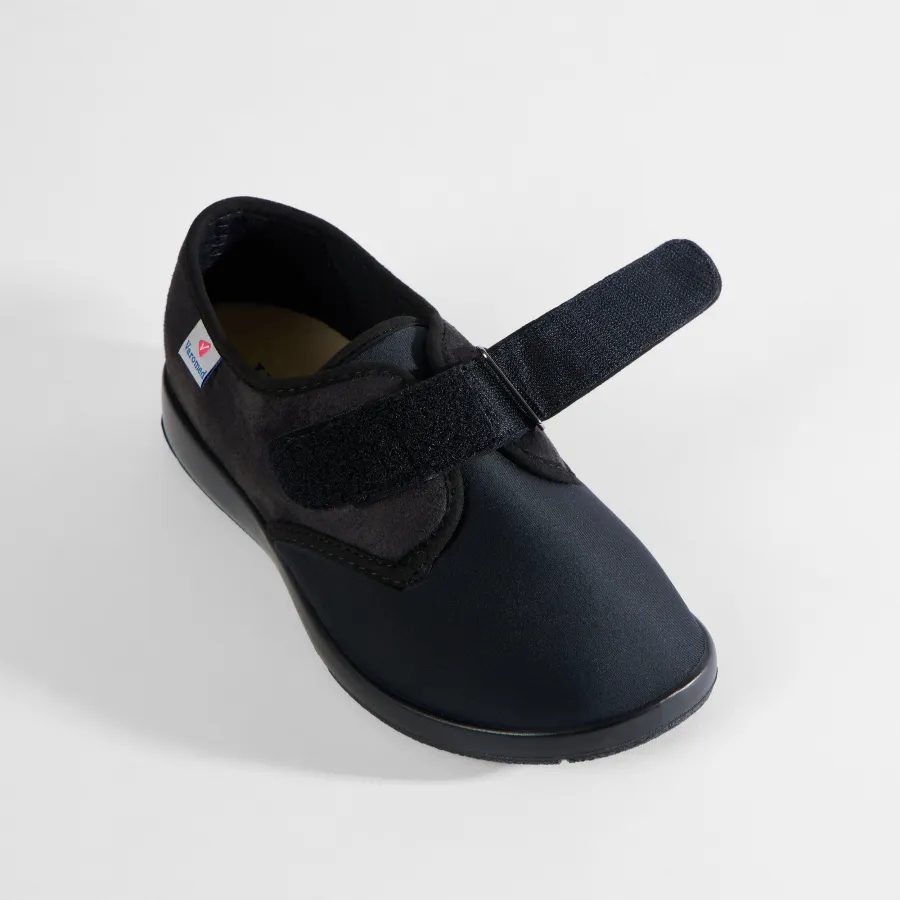 Varomed Tromsoe Stretchschuh in Schwarz - schräge Ansicht