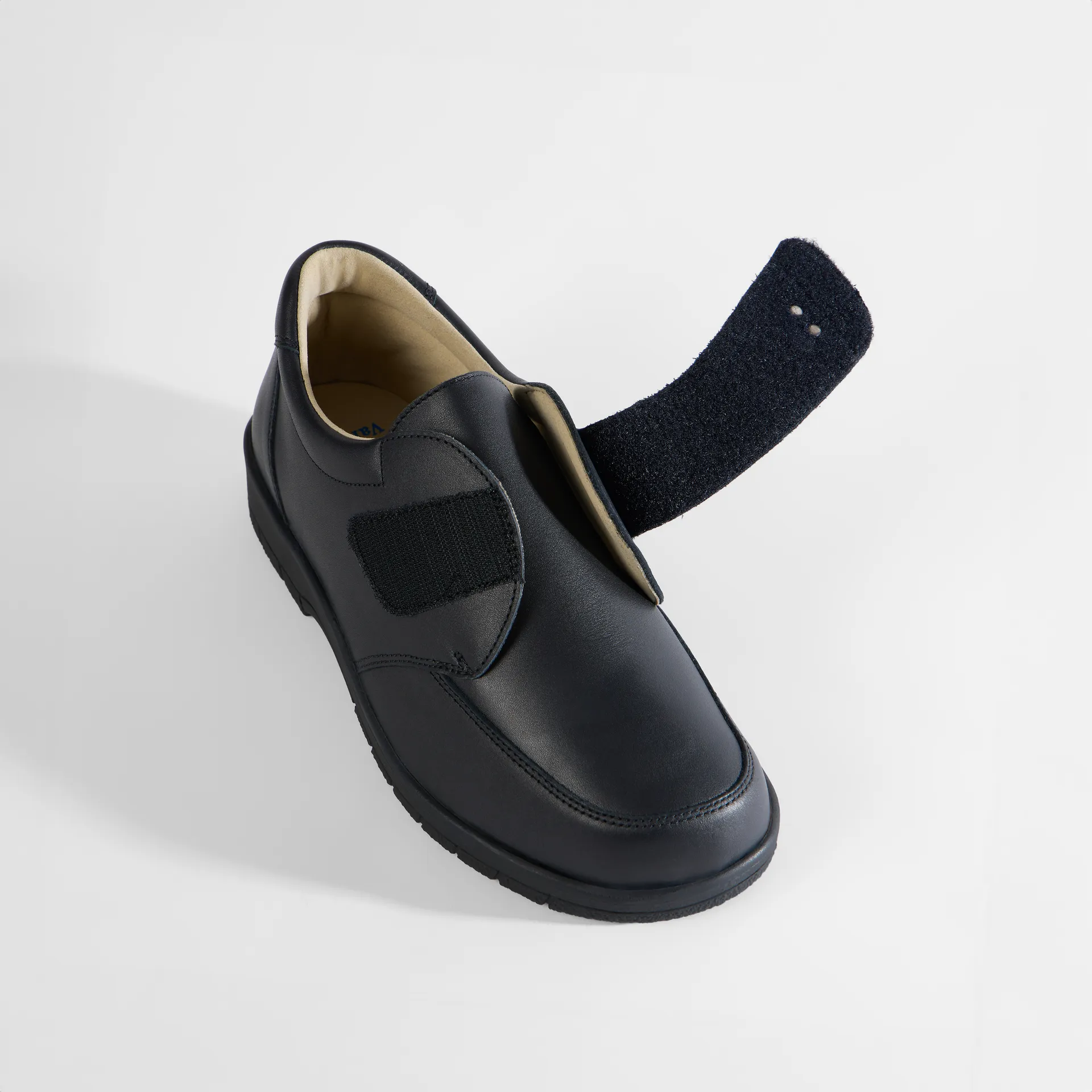 Varomed Lederhalbschuh geöffneter Klettverschluss