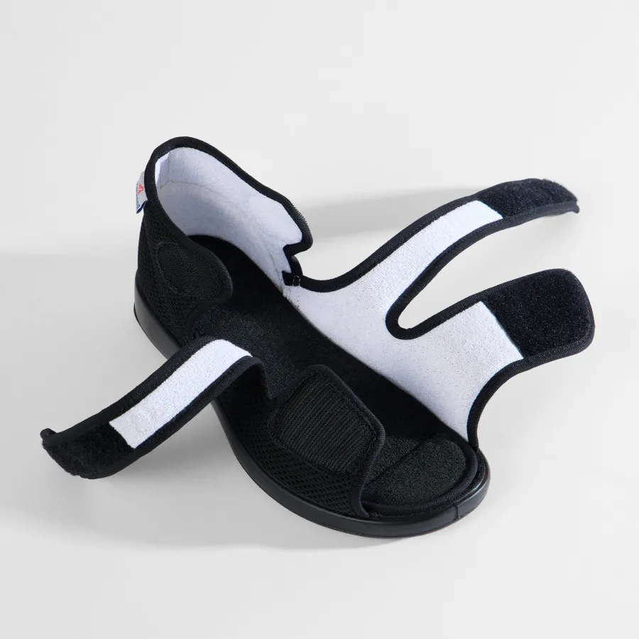 Varomed Hamburg XXL Sandale in Schwarz - schräge Ansicht