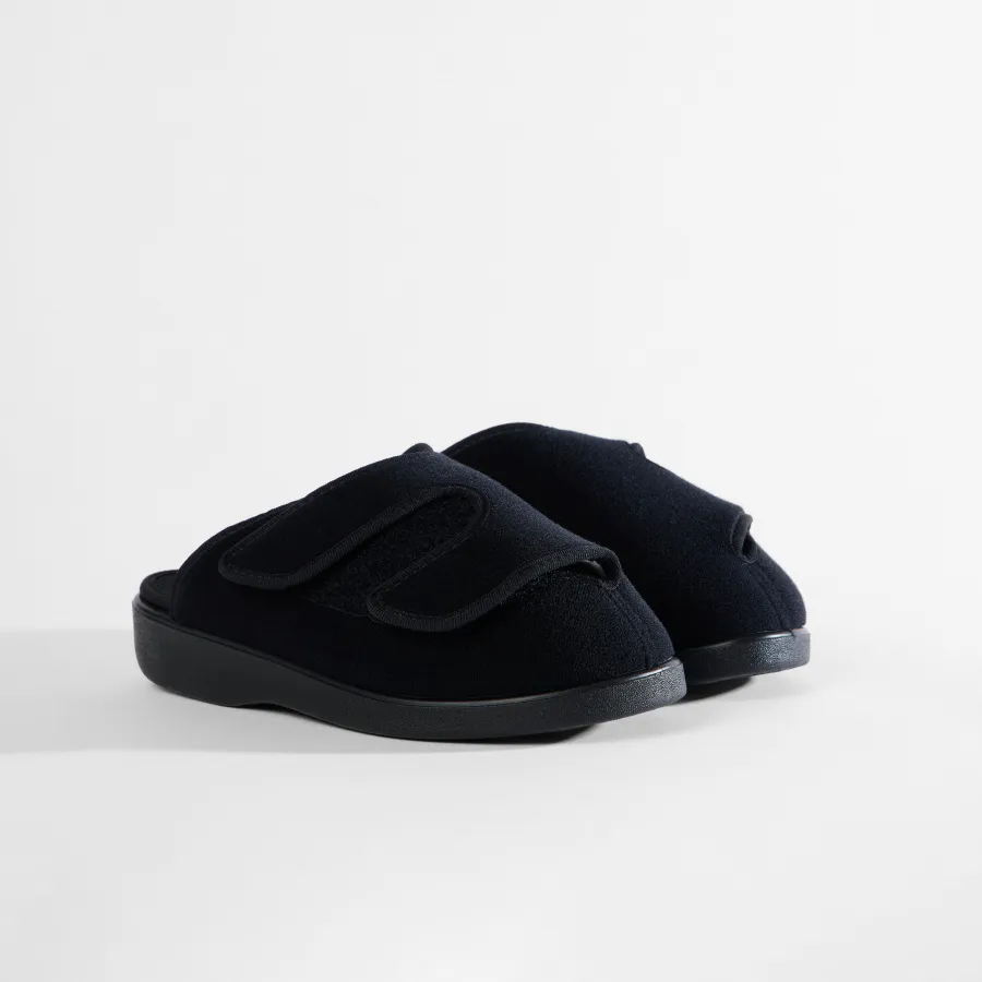 Varomed Kopenhagen Verbandpantoffel in Marine - schräge Ansicht