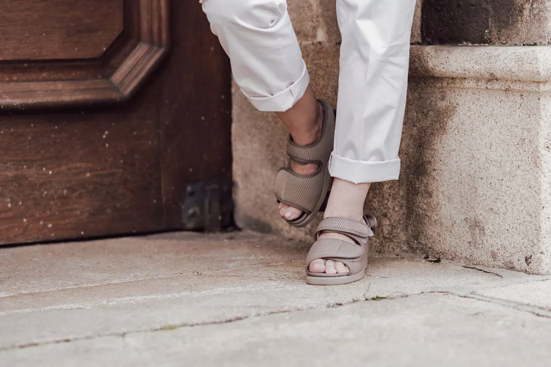 Varomed Klettsandale Genf in Farbe tan Tragebeispiel