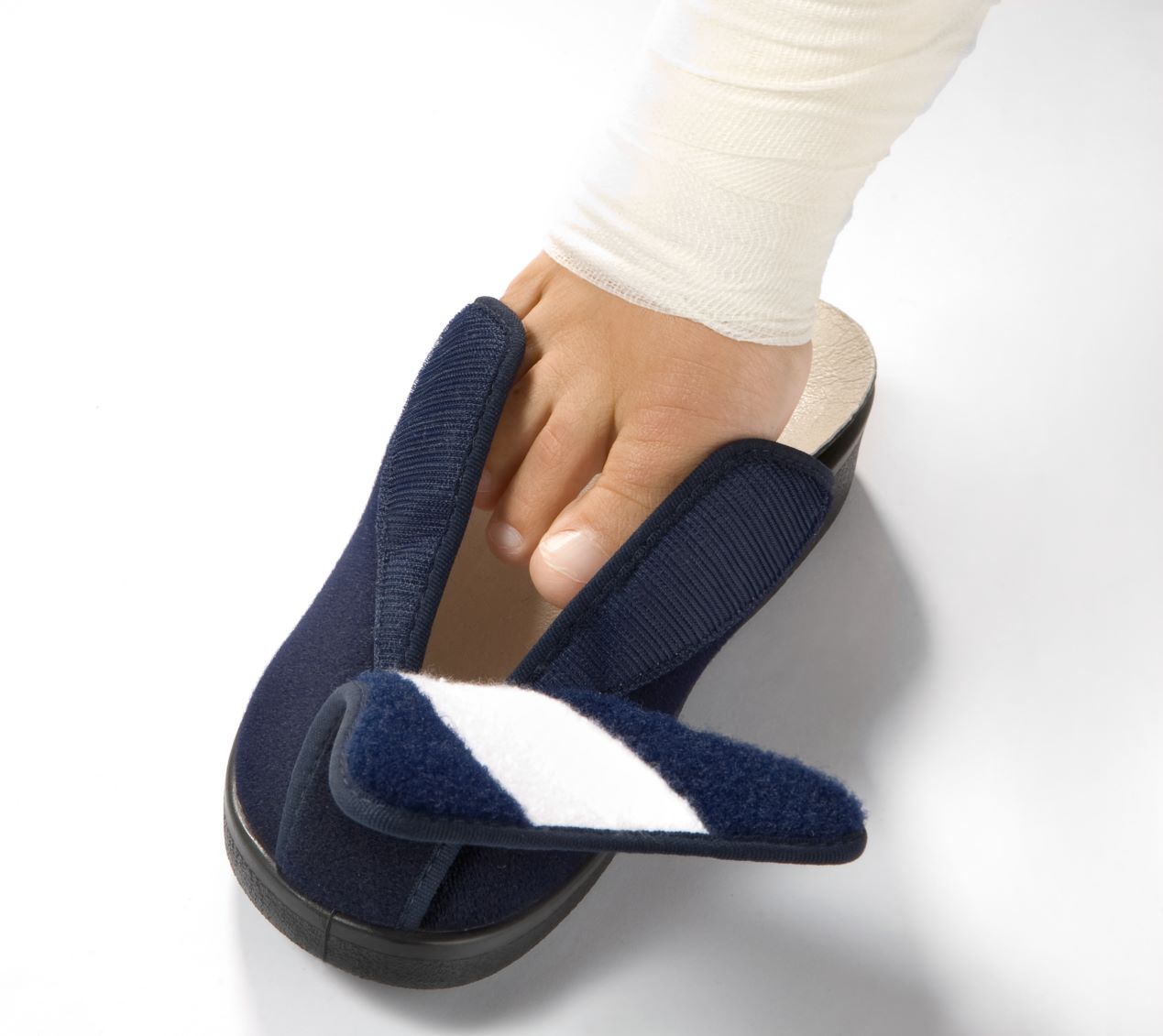 Tragebeispiel: Varomed Bali Verbandpantoffel Marine Weite L (Artikelnummer 58906) – Unisex-Pantoffel, ideal für verbundene Füße, mit Klettverschluss, atmungsaktivem Frotteefutter und rutschfester Sohle.