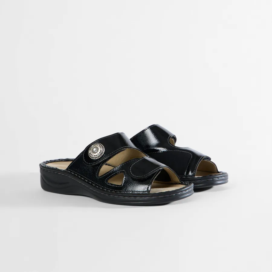 Varomed Mia Lederpantolette in Schwarz - Schräge Ansicht