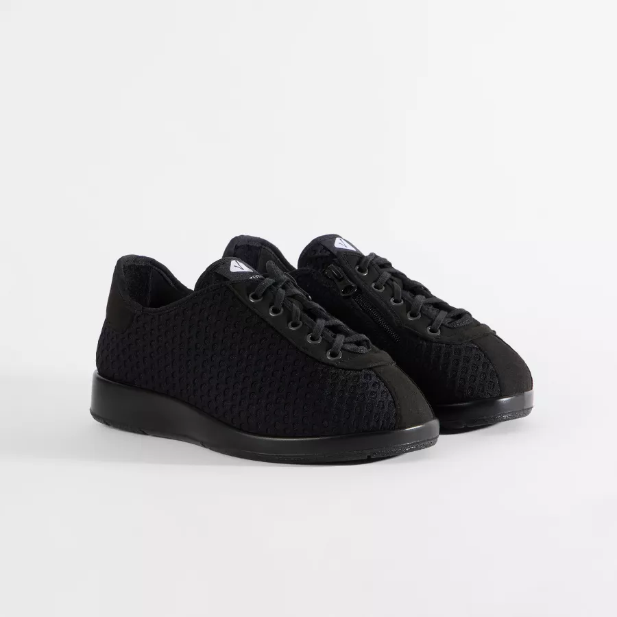 Unisex Schnürhalbschuh Rhodos Weite L Varomed in Schwarz - schräge Ansicht