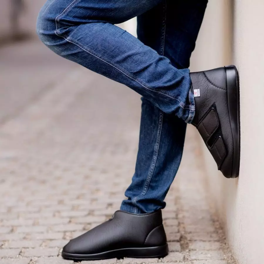 Schwarzer Schuh in schräger Ansicht - getragen